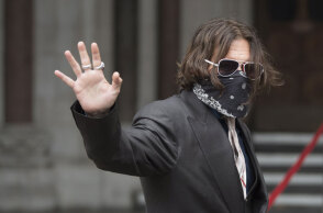 Ο Τζόνι Ντεπ έξω από το Ανώτατο Δικαστήριο του Λονδίνου για την μήνυσή του σε βάρος της Sun