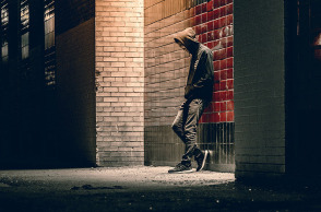 Άνδρας με κουκούλα στο σκοτάδι