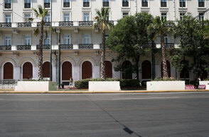 «Μεγάλος Περίπατος της Αθήνας»: Συνεργεία του Δήμου Αθηναίων αφαίρεσαν τα συνθήματα που έγραψαν άγνωστοι στις ζαρντινιέρες με τους φοίνικες στην Πανεπιστημίου