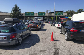 Ουρές χιλιομέτρων στον συνοριακό σταθμό του Προμαχώνα