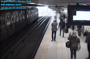 Καρέ καρέ το πώς δρούσαν οι πορτοφολάδες δύο συμμοριών στα ΜΜΜ