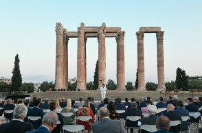 Η Αικατερίνη Σακελλαροπούλου μπροστά στους Στύλους του Ολυμπίου Διός