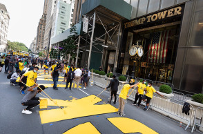 Το σύνθημα «Black Lives Matter» βάφτηκε με γιγανταία γράμματα στο οδόστρωμα της διάσημης 5ης Λεωφόρου της Νέας Υόρκης, μπροστά από τον Πύργο Τραμπ