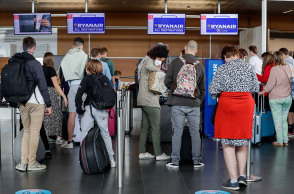 Κορωνοϊός - Ταξιδιώτες σε αεροδρόμιο του Βελγίου