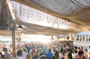 Εικόνες συνωστισμού σε παραλία στη Μύκονο 