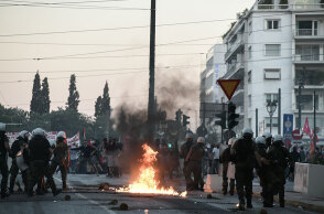 Επεισόδια στο Σύνταγμα μεταξύ αστυνομικών και κουκουλοφόρων σε διαδήλωση για τις πορείες