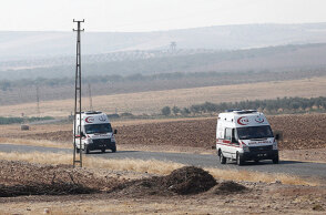 Ασθενοφόρα στην Τουρκία σπεύδουν στο σημείο όπου εξερράγη φορτηγό με εκρηκτικά