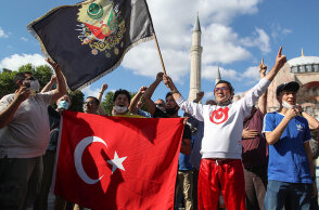 Η Αγία Σοφία παύει να είναι μνημείο: Τούρκοι υποστηρικτές του Ερντογάν πανηγυρίζουν στην Κωνσταντινούπολη