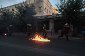 Επεισόδια στο Σύνταγμα σε διαδήλωση κατά του νομοσχεδίου για τις πορείες