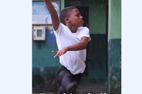 Viral έχει γίνει το βίντεο  στο οποίο ο 11χρονος Anthony Mmesoma Madu από τη Νιγηρία χορεύει μπαλέτο ξυπόλητος στη βροχή