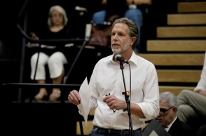 «Εύχομαι και ελπίζω στις εκλογές για την ηγεσία του ΚΙΝΑΛ να είναι πάνω από ένας ο αντίπαλος», τονίζει σε σημερινή συνέντευξή του ο Παύλος Γερουλάνος