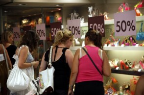 Ξεκινούν σήμερα οι θερινές εκπτώσεις