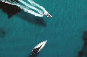 Το εκπληκτικό βίντεο με το οποίο ο Χριστόφορος Παπακαλιάτης μάς δείχνει πώς περνά στους μαγευτικούς Παξούς