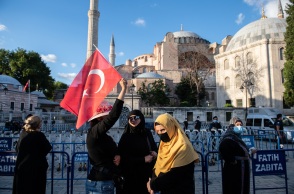 Ισλαμιστές έξω από την Αγία Σοφία στην Κωνσταντινούπολη 