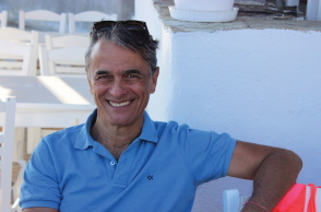 Ο ποιητής και μεταφραστής Χάρης Βλαβιανός μιλάει για τη δική του Αμοργό.