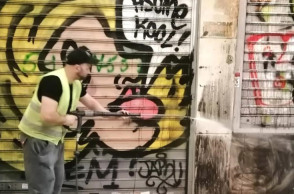 Δήμος Αθηναίων - Οδός Αθηνάς: Καθαρισμός από γκράφιτι και μπογιές