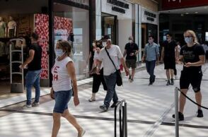 Άνθρωποι με μάσκα (EUROKINISSI)