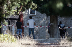 Νεκρή 16χρονη στα Τρίκαλα: Αστυνομικοί απέκλεισαν το σημείο όπου βρέθηκε το πτώμα της ανήλικης