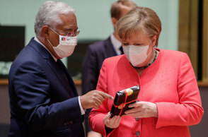 Σύνοδος Κορυφής ΕΕ: Η Άνγκελα Μέρκελ δέχεται δώρο για τα γενέθλιά της από τον πρωθυπουργό της Πορτογαλίας Αντόνιο Κόστα