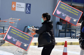 Με αφορμή την υποχρεωτική χρήση της μάσκας στα σούπερ μάρκετ, ο Ηλίας Μόσιαλος εξηγεί με χιούμορ ότι πρέπει να τη χρησιμοποιούμε όπως τα... εσώρουχα