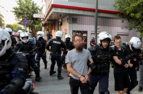 Eλεύθεροι με την επιβολή περιοριστικών όρων αφέθηκαν μετά τις απολογίες τους στον ανακριτή οι τρεις συλληφθέντες μετά τα επεισόδια στην ΑΣΟΕΕ