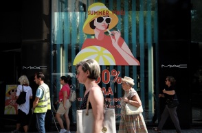 Σε εξέλιξη οι καλοκαιρινές εκπτώσεις, ανοιχτή η αγορά την Κυριακή 19 Ιουλίου – Αναλυτικά το ωράριο των καταστημάτων 