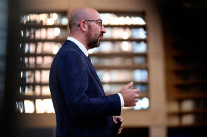 Ο πρόεδρος του Ευρωπαϊκού Συμβουλίου Σαρλ Μισέλ λίγο πριν μπει στη Σύνοδο Κορυφής