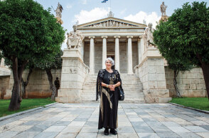 Η αθηναιογράφος και ξεναγός, Άρτεμις Σκουμπουρδή