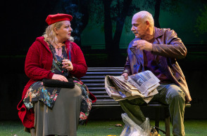 Η Φωτεινή Μπαξεβάνη και ο Γιώργος Κιμούλης στην παράσταση «Το Παγκάκι»