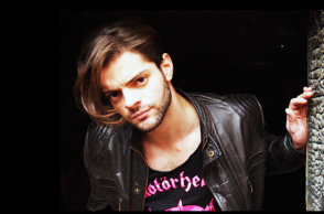 Συνέντευξη με τον εικαστικό Γιώργο Τζινούδη για τα ποπ κοσμήματα που φτιάχνει.