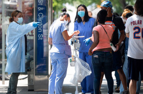 Οι ΗΠΑ υφίσταται μακράν το πιο βαρύ χτύπημα από την πανδημία του κορωνοϊού