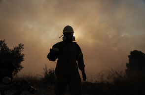 Μεγάλη φωτιά στις Κεχριές Κορινθίας: Συνεχείς αναζωπυρώσεις λόγω των ανέμων