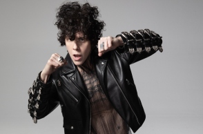 Η τραγουδοποιός LP