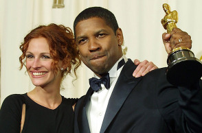 Απονομή των βραβείων Οσκαρ 2002, στο Κόντακ Θίατερ στο Χόλιγουντ.Στη φωτο ο Ντένζελ Γουάσινγκτον που τιμήθηκε με το Οσκαρ α ανδρικού ρόλου. Δίπλα του η Τζούλια Ρομπερτς.