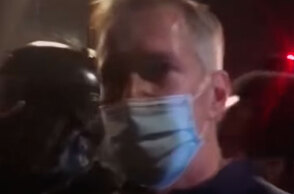 Δακρυγόνα στον δήμαρχο του Πόρτλαντ σε διαδήλωση κατά της αστυνομικής βίας