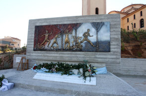 Αποκαλύφθηκε το μνημείο για τους 102 νεκρούς από τη φωτιά στο Μάτι