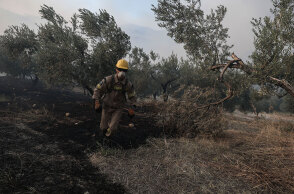 Τραυματισμός πυροσβέστη στη μεγάλη φωτιά στις Κεχριές Κορινθίας