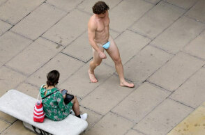 Γυμνός άνδρας στην Όξφορντ Στριτ, στο Λονδίνο, περπατά με μια μάσκα για τον κορωνοϊό στα γεννητικά όργανα