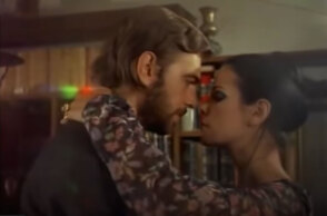 Λάκης Κομνηνός και Έλενα Ναθαναήλ σε σκηνή από την ταινία «Εκείνο το Καλοκαίρι»