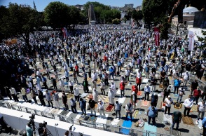 Μουσουλμάνοι προσκυνητές στην πρώτη μέρα λειτουργίας της Αγίας Σοφίας ως τζαμί