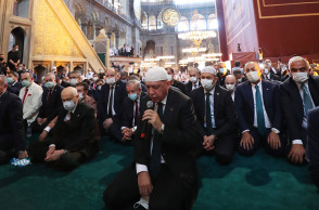 Ο Ρετζέπ Ταγίπ Ερντογάν κατά την ώρα της προσευχής στην Αγία Σοφία