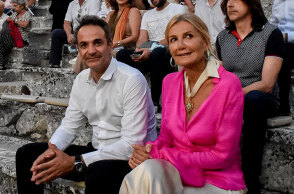 Τους «Πέρσες» του Αισχύλου παρακολούθησαν στην Επίδαυρο ο Κυριάκος Μητσοτάκης και η σύζυγός του, Μαρέβα