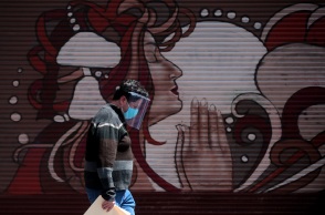 Περαστικός με μάσκα προστασίας από τον κορωνοϊό στο Μεξικό 