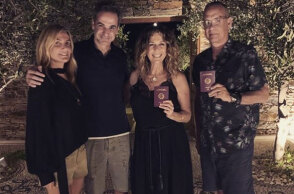Τομ Χανκς και Ρίτα Γουίλσον, με τα ελληνικά διαβατήρια στο χέρι, ποζάρουν χαμογελαστοί δίπλα στον πρωθυπουργό Κυριάκο Μητσοτάκη και τη σύζυγό του, Μαρέβα