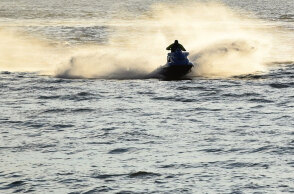 Ατύχημα με τζετ σκι στη Μύκονο: Ελεύθερος ο 13χρονος οδηγός που τραυμάτισε 15χρονη