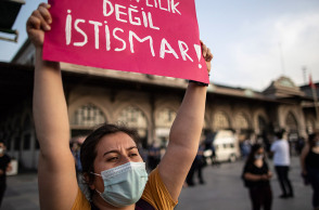 Διαμαρτυρία στην Κωνσταντινούπολη κατά τη βιάς εναντίον των γυναικών