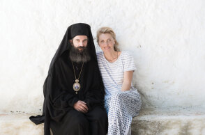 Η σκηνοθέτρια Yelena Popovic με τον ηθοποιό Άρη Σερβετάλη ως Άγιο Νεκτάριο, στα γυρίσματα της ταινίας "Man of God" ©Μαριλένα Αναστασιάδου