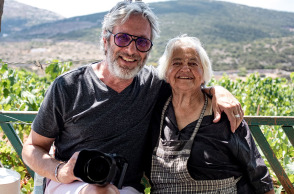Ο Ari Rossner φωτογραφίζει «Τα πρόσωπα της Σίφνου»