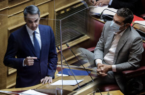 Μητσοτάκης και Τσίπρας συγκρούονται στη Βουλή για την Οικονομία