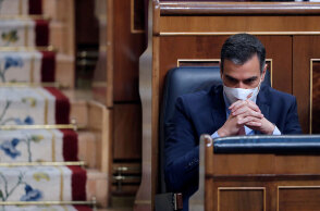 Κορωνοϊός στην Ισπανία: Ο πρωθυπουργός Πέδρο Σάντσεθ με προστατευτική μάσκα